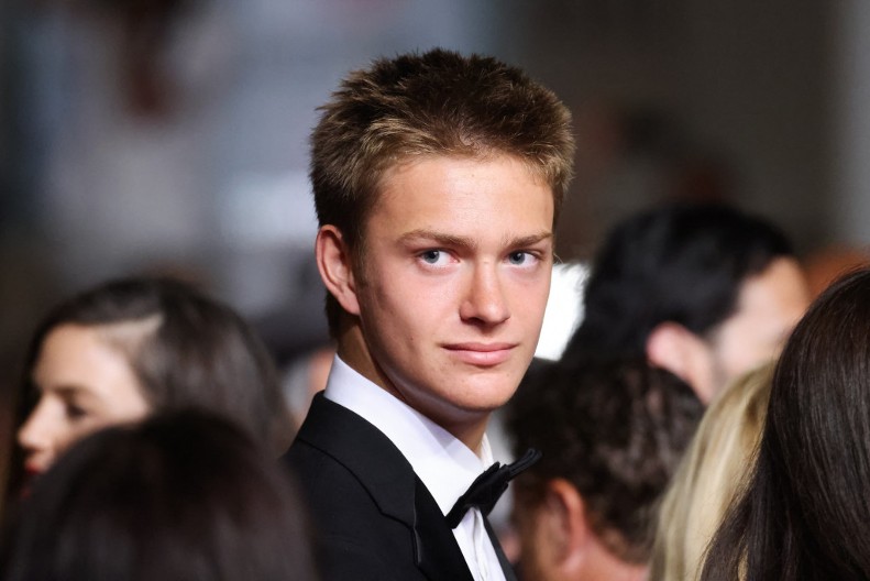 Da li znate čiji je ovo sin? Tata mu je vrhunski glumac, a kažu da je bolji frajer od njega iako je tek napunio 18 godina