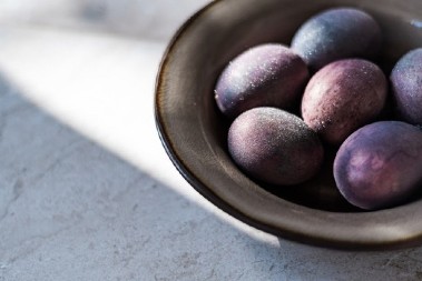 Farbanje jaja u vinu: Starinska tehnika koja garantuje najlepšu ljubičastu boju sa svetlucavim efektom