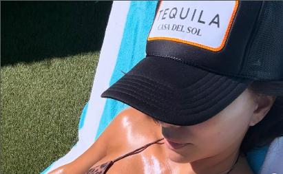 Ima 50 godina i brutalno isklesane mišiće: "Džepna Venera" pokazala zmijsko telo u tigrastom bikiniju i nikome nije bilo dobro