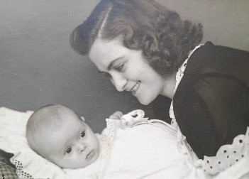 Sve mame ovo rade: Imaju naviku kojoj deca ne mogu da prestanu da se čude, a isto su radile i naše bake