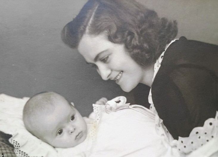 Sve mame ovo rade: Imaju naviku kojoj deca ne mogu da prestanu da se čude, a isto su radile i naše bake