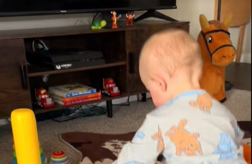 Dečak oduševio 20 miliona ljudi: Ima samo 1,5 godinu, a neverovatnom brzinom slaže čašice po veličini!