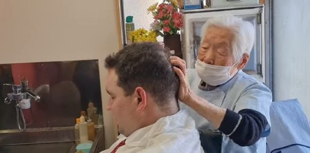 Ima skoro 90 godina radnog staža: Sa 108 godina je najstarija frizerka na svetu, iako je bole noge, mušterije ne odbija