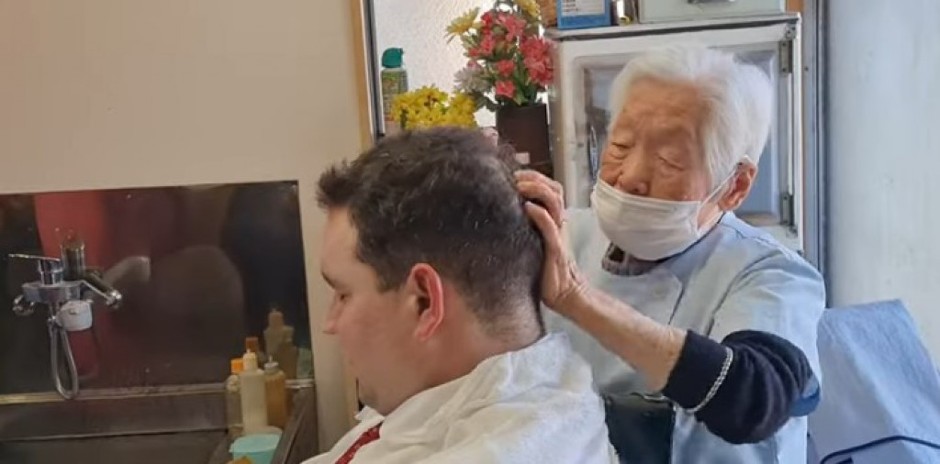 Ima skoro 90 godina radnog staža: Sa 108 godina je najstarija frizerka na svetu, iako je bole noge, mušterije ne odbija