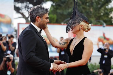 Ima milione, ali je skromna do bola: Lejdi Gaga je od dečka tražila ovakvu veridbu, nije potrošio ni dinar zahvaljujući jednoj stvari