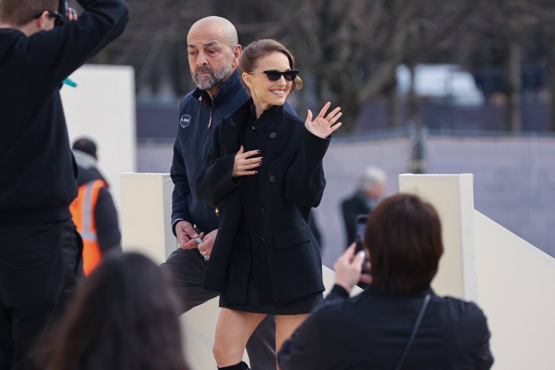 Nakon razvoda od preljubnika, slavna glumica viđena sa novim dečkom: Markantnog Francuza više ne krije, a ljubav se vidi "iz aviona!"