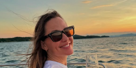 Lepši džemper ne postoji: Klasičan model sa printom koji ne izlazi iz mode, idealan izbor za proleće 2025. godine