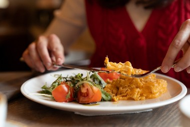 Za bolje varenje, u kajganu dodajte 1 sastojak: Smanjiće vam apetit i pomoći da brže smršate