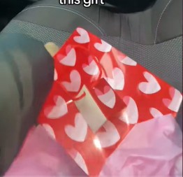 Ostavila je dečka posle 7 godina veze: Zbog njegovog poklona se danima vodi rasprava na internetu