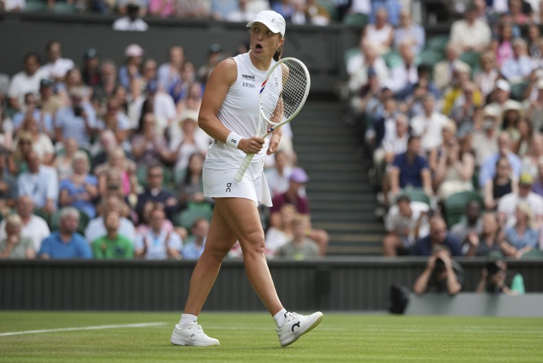 Svi se pitaju ko to uvek gleda šampionku Vimbldona, Igu Švjontek? Je l' joj tu negde dečko ili muž?