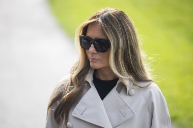 Melanija Tramp prošetala jeftine patike! Koštaju oko 50 evra, a u staroj Jugoslaviji su ih svi obožavali!