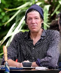 Da li znate čiji je ovo sin? Tata mu je poznati glumac, ima para kao blata, a on živi kao lutalica i kopa po kontejnerima