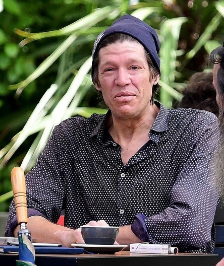 Da li znate čiji je ovo sin? Tata mu je poznati glumac, ima para kao blata, a on živi kao lutalica i kopa po kontejnerima