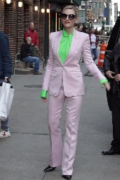 Ženska odela ponovo se vraćaju u modu, ona to zna najbolje: Kejt Blanšet u kombinaciji boja koje su apsolutni hit za proleće 2025. godine