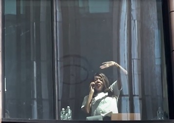 Poznata voditeljka kroz prozor dozivala pomoć: Ubrzo je odvezena u bolnicu, razlog je neverovatan