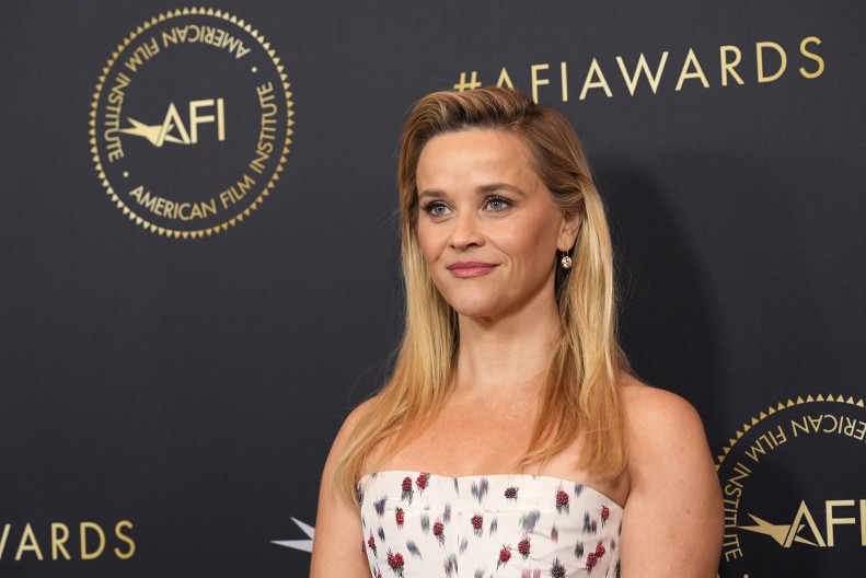 Bukvalno ih svi nose: Ove farmerke su obeležile prvu polovinu 2025. godine, savršeno izdužuju siluetu, a tek kako se kombinuju