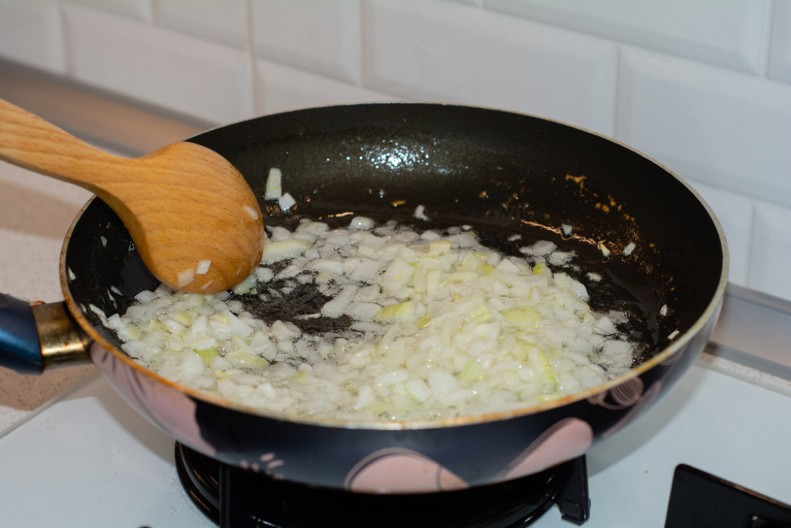 Znate li kako profesionalni kuvari dinstaju luk? Neće zagoreti, postaje savršeno staklast, a kuća neće ni malo mirisati posle prženja