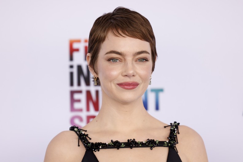 Ema izašla u donjem vešu: Glumica dokazala da čipka nije samo za spavaću sobu, pogledajte samo ovaj momenat