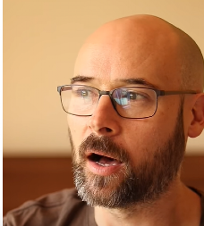 Mladi otac oboleo od bolesti koja najčešće pogađa stare ljude: Simptome je počeo da oseća u 30-ima, ali na njih nije obraćao pažnju