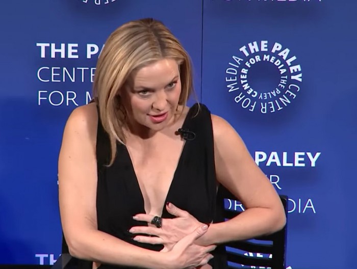 Haljina pukla, grudi na izvol’te! Kejt Hadson imala peh koji je sve otkrio, kolege trčale da je zaklone!