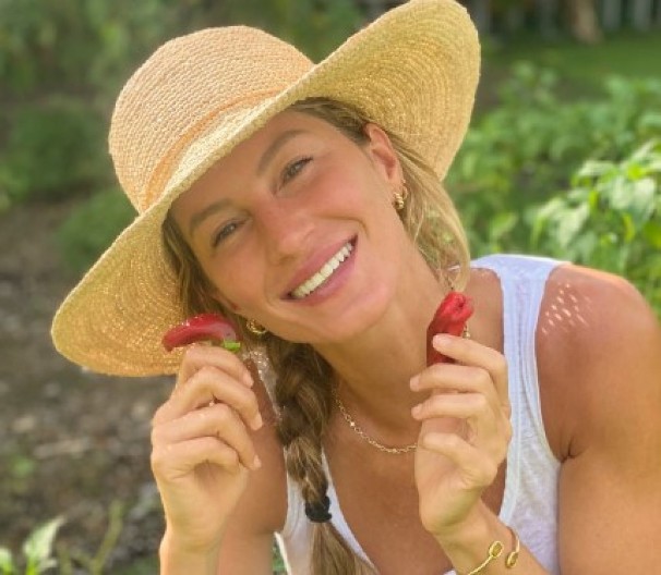 Prvi put sa bebom u javnosti: Slavna manekenka blista, prošetala sina, svi gledaju samo u njih