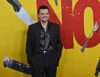 Znate li čiji je ovo sin? Tata mu je poznati glumac, žene su ga obožavale i kažu da imaju isti osmeh!