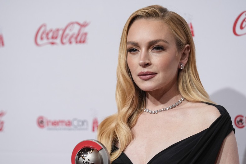 Zategnuto lice bez operacije: Moguće je uz pomoć ove tehike šminkanja, evo kako da je lako izvedete sami