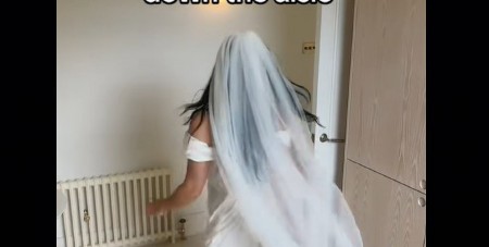 Svi pričaju o njenoj venčanici: Udala se jedna od najpopularnijih pevačica, njen izgled šokirao fanove!