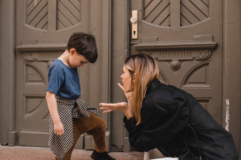 Ovo je jezivo! Naterala sina da ovo uradi pred kamerom zbog lajkova, ljudi zgroženi, hoće da je prijave policiji