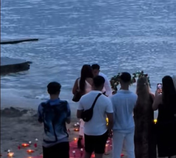 Prosidba na plaži krenula po zlu: Nepozvani gost postao glavna zvezda, svi pričaju samo o njemu!