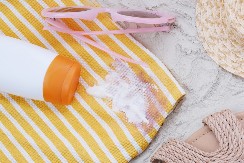 Kako skinuti fleke od kreme za sunčanje: Spasite kupaći i odeću za plažu pomoću 2 sastojka iz kuhinje!