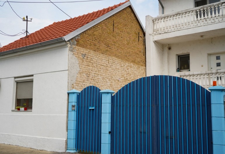 Otvorite vrata sreći: Domaćice širom Balkana prefarbavaju kapije – razlog je zapanjujući