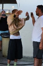 Problematičan pevač nasrnuo na fotografe: Potpuno izgubio kontrolu, incident izbio nasred ulice