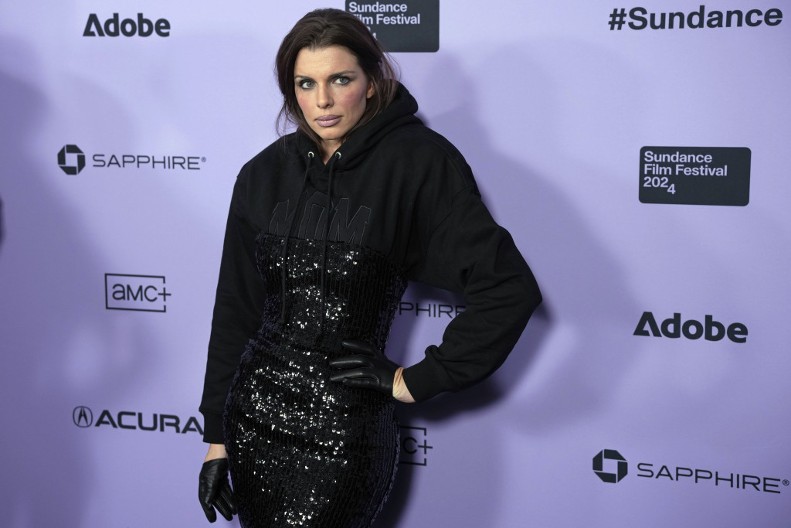 Spremna za karneval: Glumica više ne liči na sebe, utegla se u haljinu i stavila šešir, a zbog ovog detalja je apsolutno niko nije prepoznao