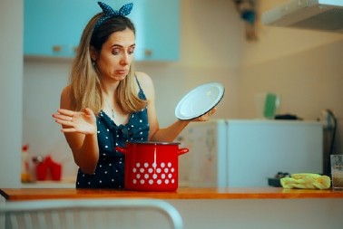 "Moja žena najgore kuva, želim razvod": Kad je video šta radi u kuhinji, muž je prebledeo