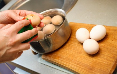 Najbrži način da izbelite uskršnja jaja: U vodu dodajte samo jedan sastojak i za 10 minuta ljuska će dobiti bisernu boju