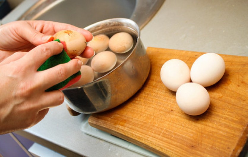 Najbrži način da izbelite uskršnja jaja: U vodu dodajte samo jedan sastojak i za 10 minuta ljuska će dobiti bisernu boju