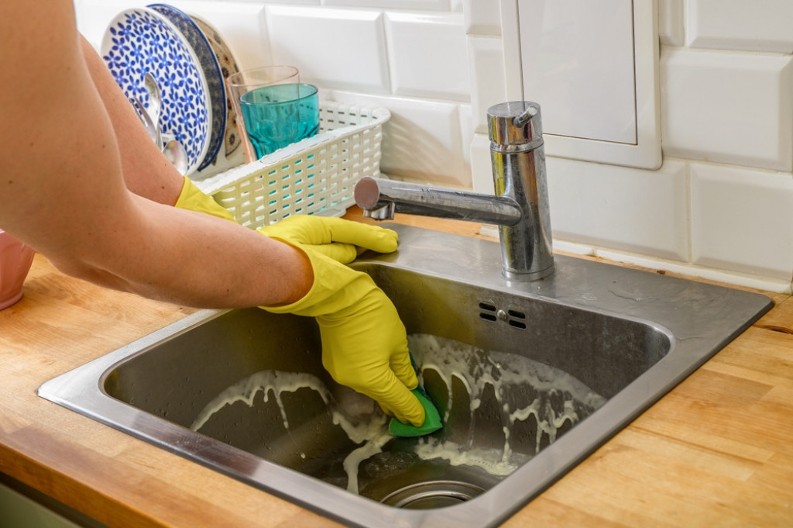 Kako očistiti masnu sudoperu? 3 stvari koje ima svaka kuća rešavaju vas svih muka