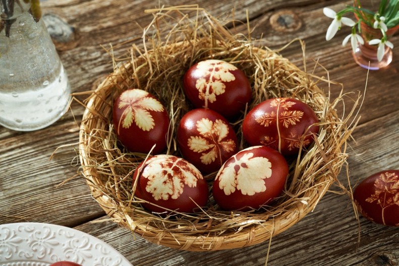 Kako da jaja koja kuvate u lukovini budu svetlija, a kako tamnija? Ova dva starinska trika koriste iskusne domaćice da zadrže boju