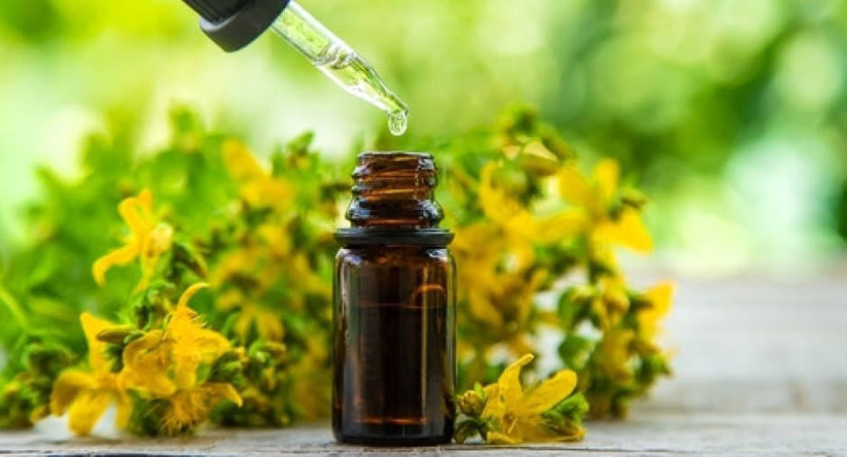 Moćna biljka u jednoj bočici: Raste na našim prostorima, zlata je vredna, a ne košta ništa