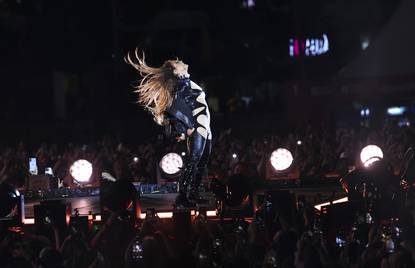 Puni arene nakon četvrtog razvoda: Pevačica je neumoljiva - mislili da će "pući" posle ljubavnog brodoloma, a ona živi top!