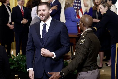 Da li znate čiji je ovo sin? Godinama se borio s viškom kilograma, a danas je zgodan kao tata!