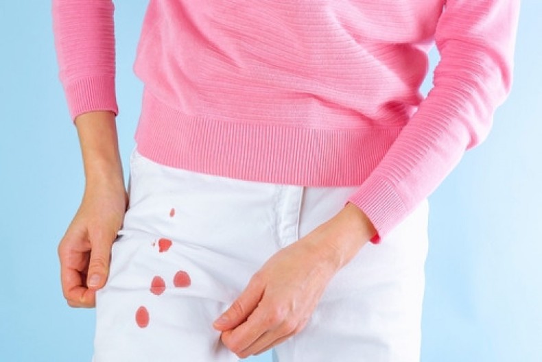 Skidanje fleka sa belih farmerki nikad lakše! Žena otkrila fantastičan trik koji u 1 potezu otklanja sve mrlje