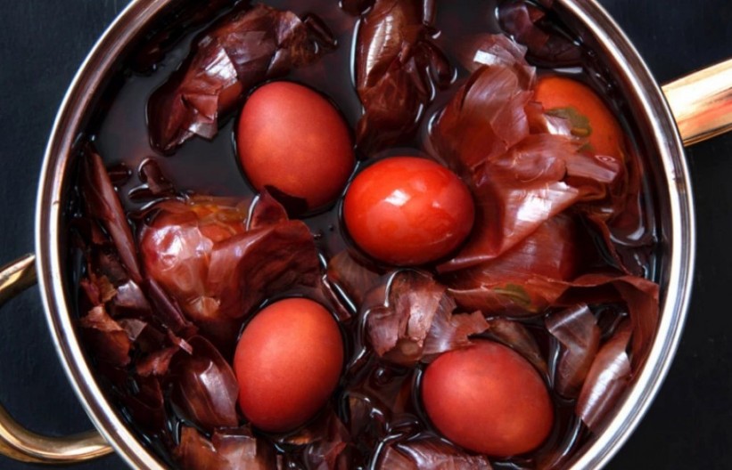 Zbog jedne sitnice jaja pucaju: Dodajte ovu namirnicu u vodu i biće savršena za farbanje i ljuštenje