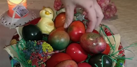 Farbanje jaja ubrusom zaludelo sve domaćice u Srbiji: Svaka boja uspeva, jaja ne pucaju, plus šara neobična i drugačija