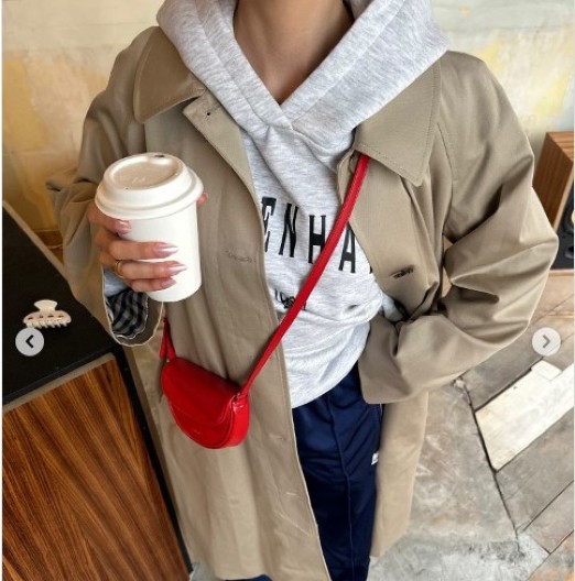 Crveni modni dodaci su hit proleća: Evo kako da ih nosite sa stilom i osvežite svaku odevnu kombinaciju