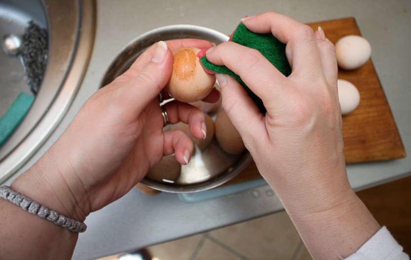 Neće pući nijedno ako ih ovako kuvate: Evo kako da izbelite jaja pre farbanja, a da sva ostanu čitava