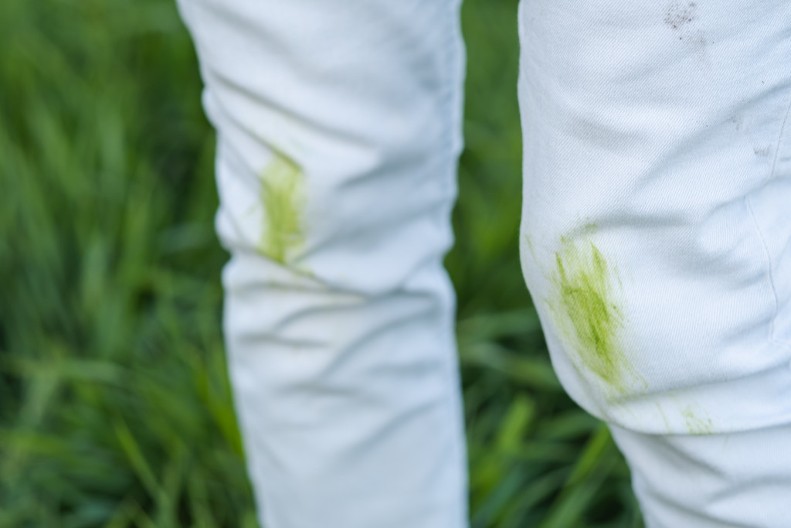 Nije soda bikarbona, ni sirće, a ni limun: Evo čime se najbolje uklanjaju fleke od trave sa odeće