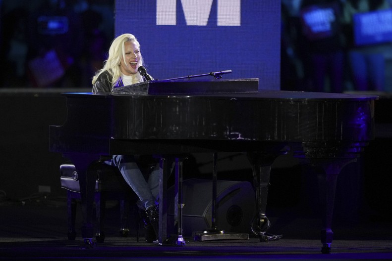 Živa legenda, nema joj ravne: Pevačica se izblamirala na sred scene, pa nasmejala publiku hit reakcijom