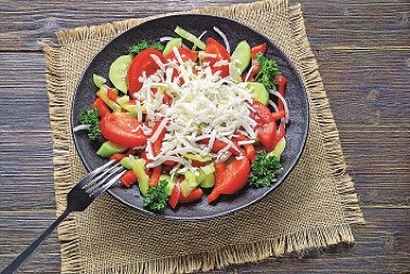 Zabranjena kombinacija: Krastavac i paradajz u istoj salati mogu uništiti naš stomak